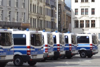 Mehrere Einsatzwagen der Polizei stehen in Leipzig (Symbolbild): Trotz Corona-Pandemie sind in der Stadt am 1. Mai mehrere Kundgebungen und Demos geplant.