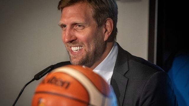 Dirk Nowitzki ist für die EM 2022 als Botschafter tätig. Dirk Nowitzki ist für die EM 2022 als Botschafter tätig.