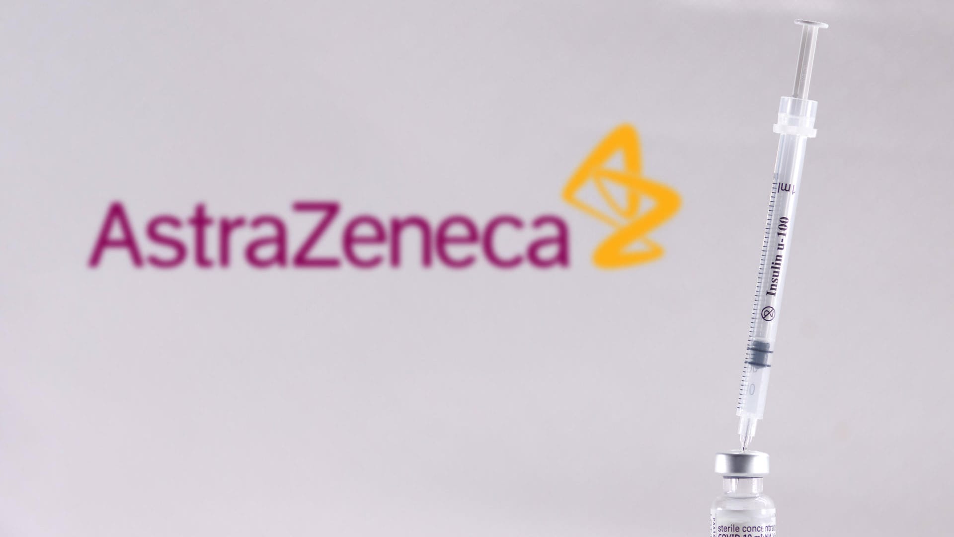 Das Astrazeneca Logo und Impfung (Symbolbild): Der Pharmakonzern macht große Gewinne.