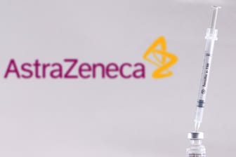 Das Astrazeneca Logo und Impfung (Symbolbild): Der Pharmakonzern macht große Gewinne.