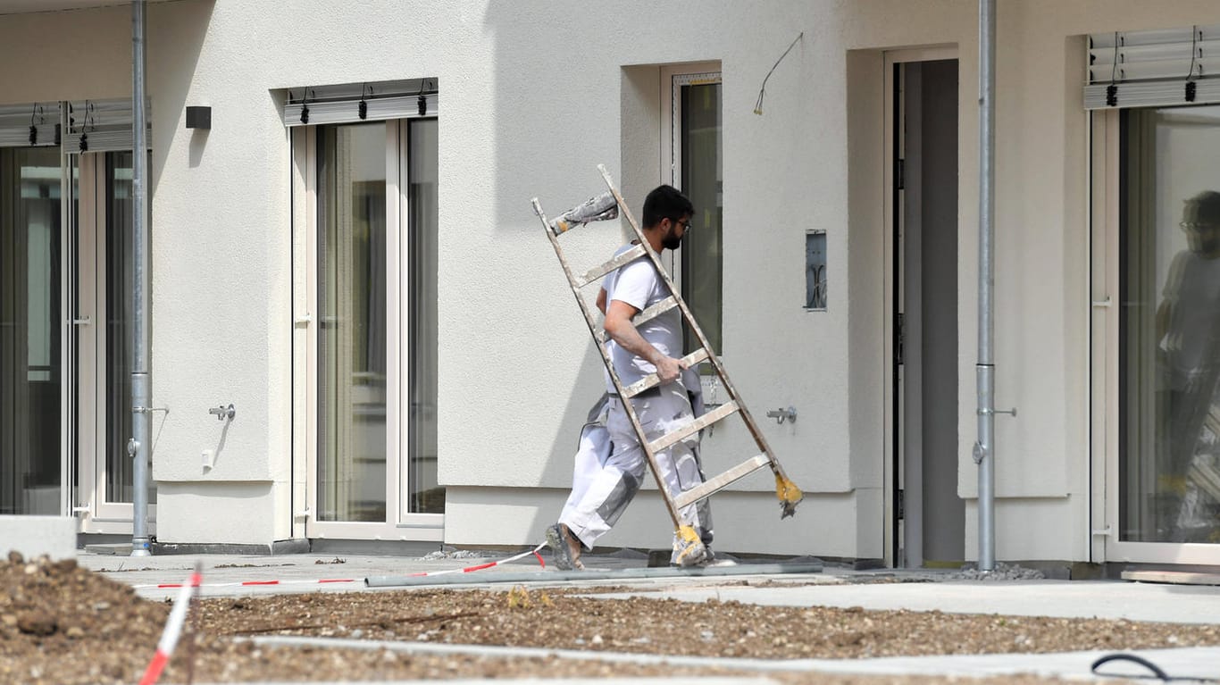 Ein Maler trägt eine Leiter (Symbolbild): Die Wirtschaftsleistung ist im ersten Quartal zurückgegangen.
