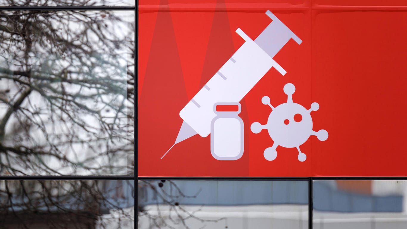 Schild am Kölner Impfzentrum (Archivbild): Die Stadt bietet zusätzliche Astrazeneca-Impftermine an.