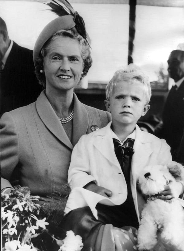 1949: Sibylla Prinzessin von Sachsen-Coburg und Gotha mit ihrem Sohn Prinz Carl Gustaf bei einer Hundeschau im Kennel Club.