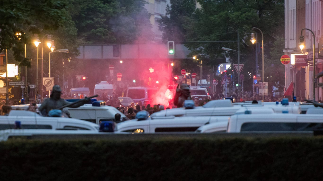 Polizisten und Demonstranten mit Bengalischem Feuer auf einer Demo am 1. Mai 2020 in Berlin: Die Polizei kündigte ein hartes Vorgehen bei Verstößen gegen die Auflagen an.
