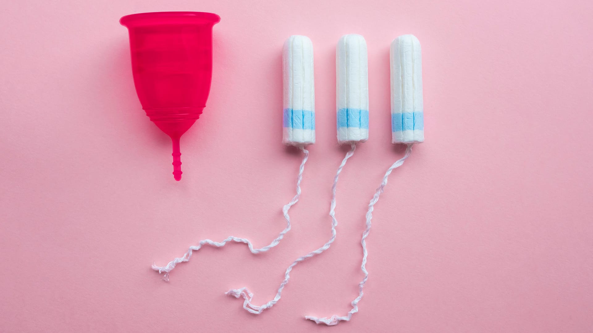 Menstruationstasse und Tampons: Laut Stiftung Warentest nutzen Umfragen zufolge 13 Prozent der Menstruierenden Cups.