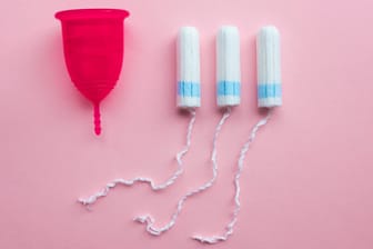 Menstruationstasse und Tampons: Laut Stiftung Warentest nutzen Umfragen zufolge 13 Prozent der Menstruierenden Cups.