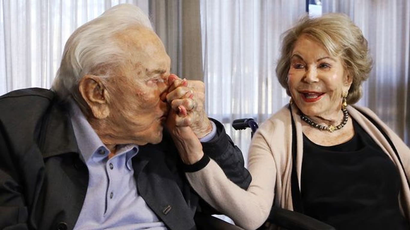 Kirk Douglas küsst die Hand seiner Frau Anne während einer Party zu seinem 100.
