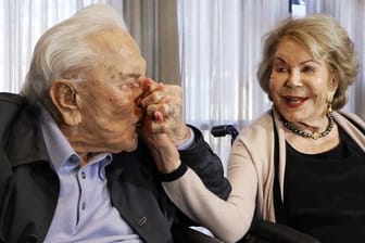 Kirk Douglas küsst die Hand seiner Frau Anne während einer Party zu seinem 100.