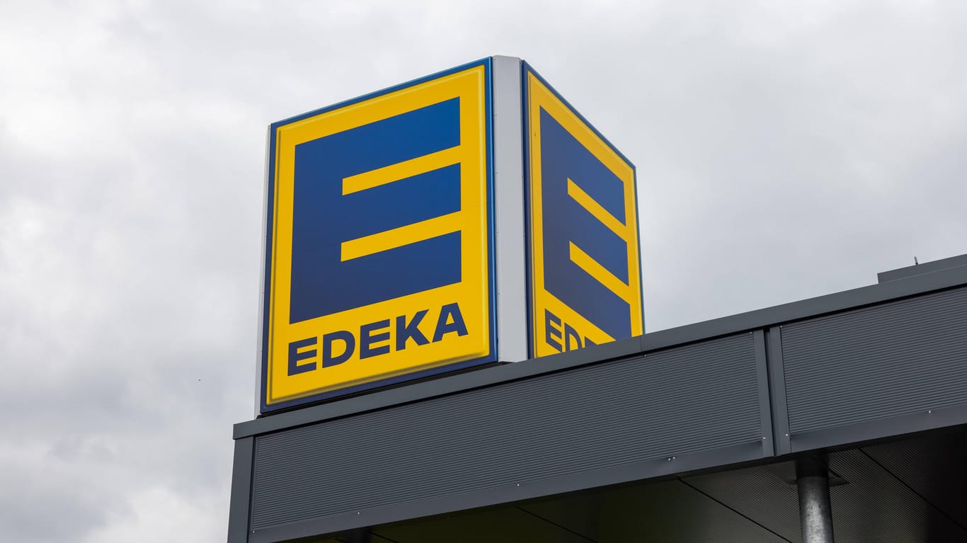Edeka-Logo (Symbolbild): Die Handelskette profitiert von dem Lockdown.