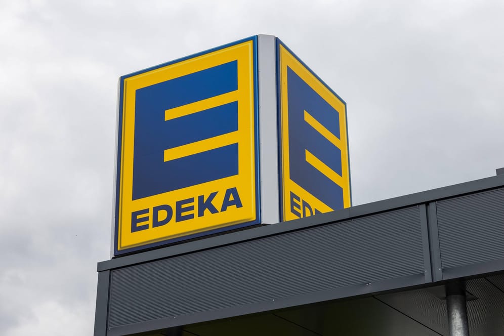 Edeka-Logo (Symbolbild): Die Handelskette profitiert von dem Lockdown.