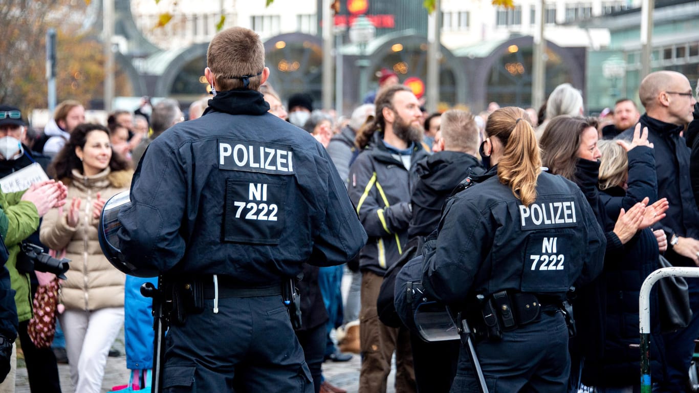 Polizisten bei einer "Querdenker"-Demo in Hannover 2020 (Archivbild): Sogenannte "Querdenker" ziehen laut Verfassungsschutz immer mehr Rechtsextremisten an und radikalisierten sich zunehmend im Internet.
