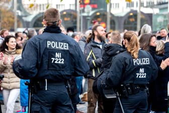 Polizisten bei einer "Querdenker"-Demo in Hannover 2020 (Archivbild): Sogenannte "Querdenker" ziehen laut Verfassungsschutz immer mehr Rechtsextremisten an und radikalisierten sich zunehmend im Internet.