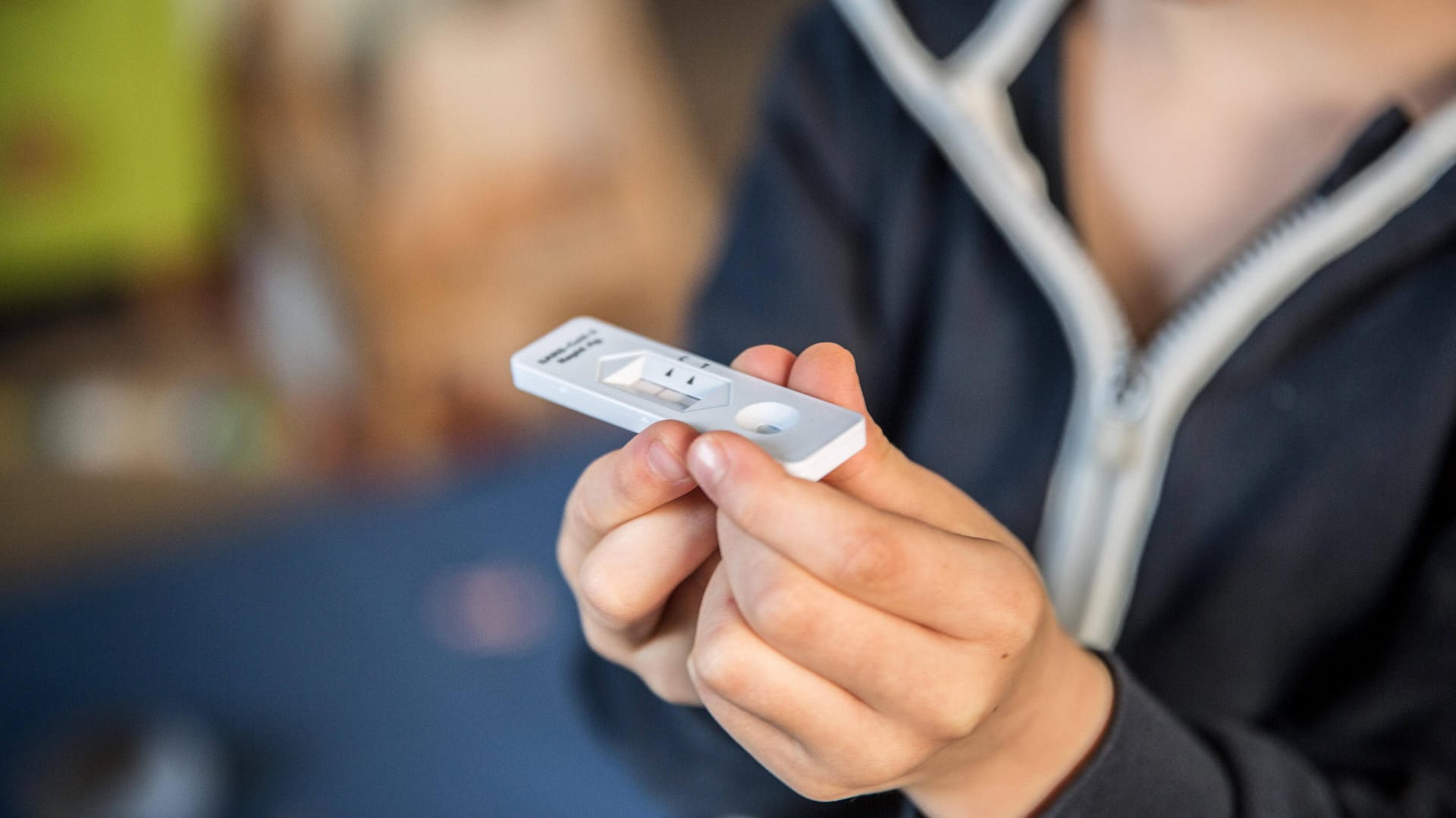 Corona-Schnelltest: Zweimal pro Woche sollen Kinder in der Schule einen Corona-Test machen.