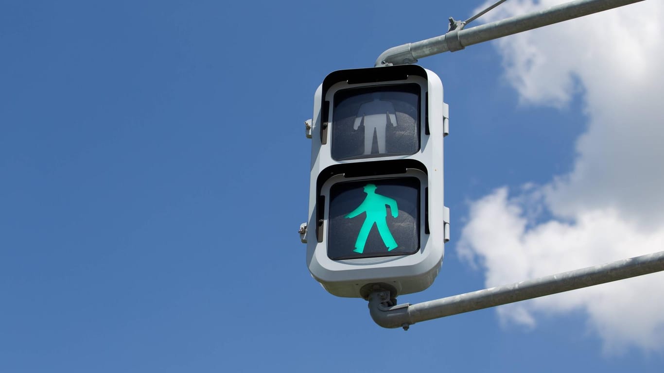 Eine Fußgängerampel leuchtet grün (Symbolbild): Ein Schüler betrat die Fahrbahn und wurde von einem Auto auf den Boden geschleudert.