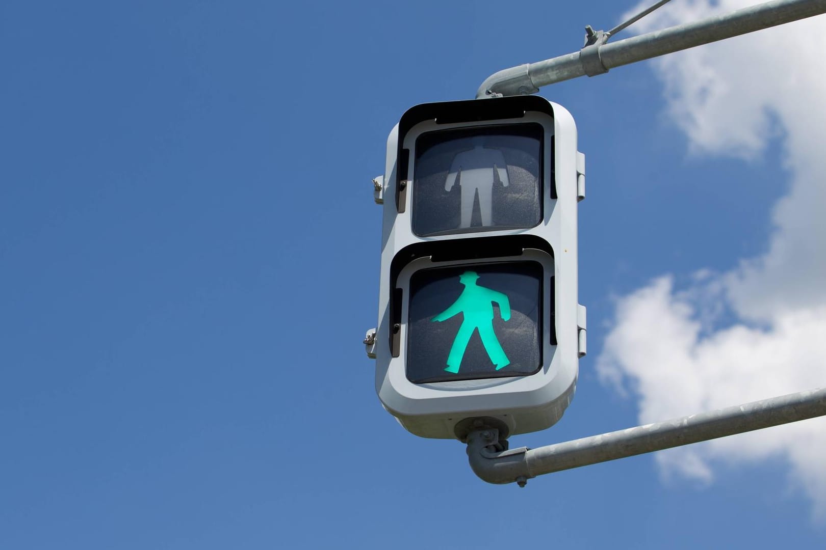 Eine Fußgängerampel leuchtet grün (Symbolbild): Ein Schüler betrat die Fahrbahn und wurde von einem Auto auf den Boden geschleudert.