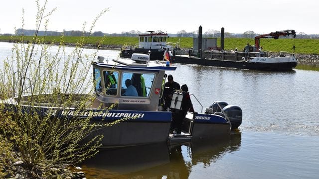 Ein Streifenboot der Wasserschutzpolizeistation Nienburg: Die Polizei hat Tresore und Zigarettenautomaten gefunden. Ein Streifenboot der Wasserschutzpolizeistation Nienburg: Die Polizei hat Tresore und Zigarettenautomaten gefunden.