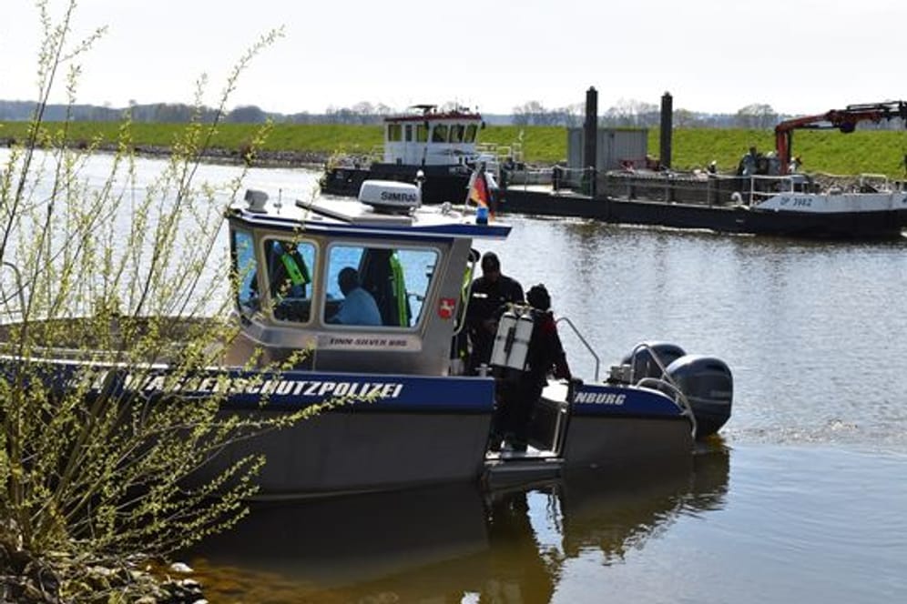Ein Streifenboot der Wasserschutzpolizeistation Nienburg: Die Polizei hat Tresore und Zigarettenautomaten gefunden.