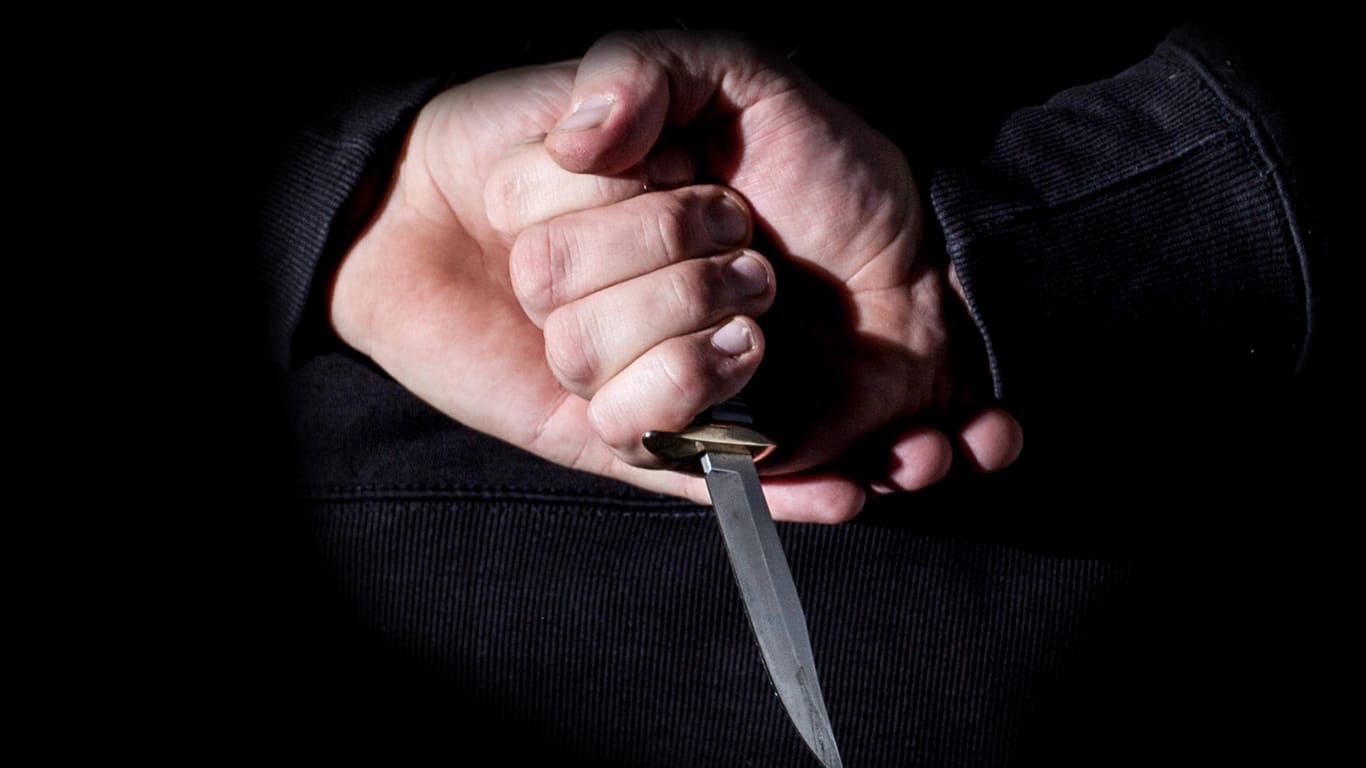 Eine Person hält ein Messer in der Hand (Symbolbild): In Bielefeld ist eine Mann mit einem Stich verletzt worden.