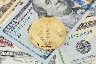 Physischer Bitcoin auf Dollarnoten: Das Finanzamt erkennt Kryptowährungen wie Bitcoins nicht als Währung an. Das hat Auswirkungen auf den Steuersatz.