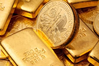 Goldmünzen und Barren (Symbolbild): Das Edelmetall ist als Investment sehr beliebt.