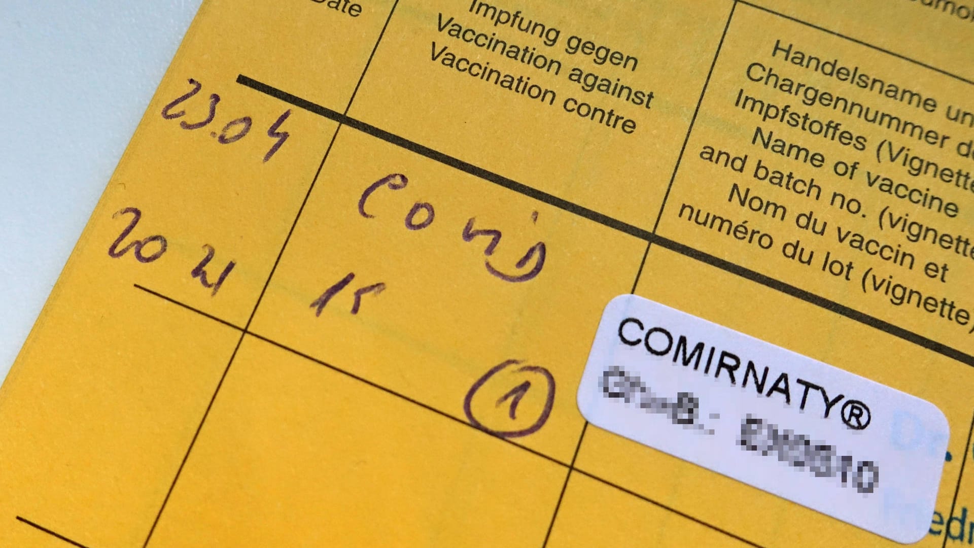 Eintrag einer Corona-Schutzimpfung in einem Impfausweis (Symbolbild): Immer häufiger werden gefälschte Impfpässe entdeckt. Eintrag einer Corona-Schutzimpfung in einem Impfausweis (Symbolbild): Immer häufiger werden gefälschte Impfpässe entdeckt.