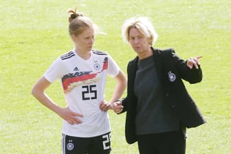 Bundestrainerin Martina Voss-Tecklenburg (r.) mit Spielerin Sjoeke Nüsken. Die DFB-Frauen erwischten eine machbare Gruppe in der WM-Qualifikation.