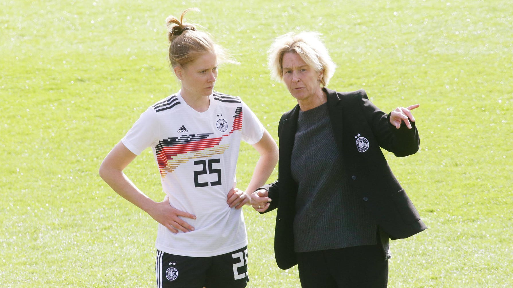 Bundestrainerin Martina Voss-Tecklenburg (r.) mit Spielerin Sjoeke Nüsken. Die DFB-Frauen erwischten eine machbare Gruppe in der WM-Qualifikation. Bundestrainerin Martina Voss-Tecklenburg (r.) mit Spielerin Sjoeke Nüsken. Die DFB-Frauen erwischten eine machbare Gruppe in der WM-Qualifikation.