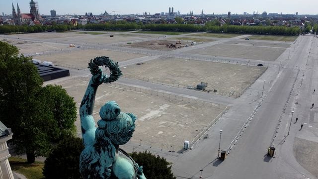 Die Bavaria-Statue oberhalb der leeren Theresienwiese