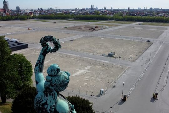 Die Bavaria-Statue oberhalb der leeren Theresienwiese