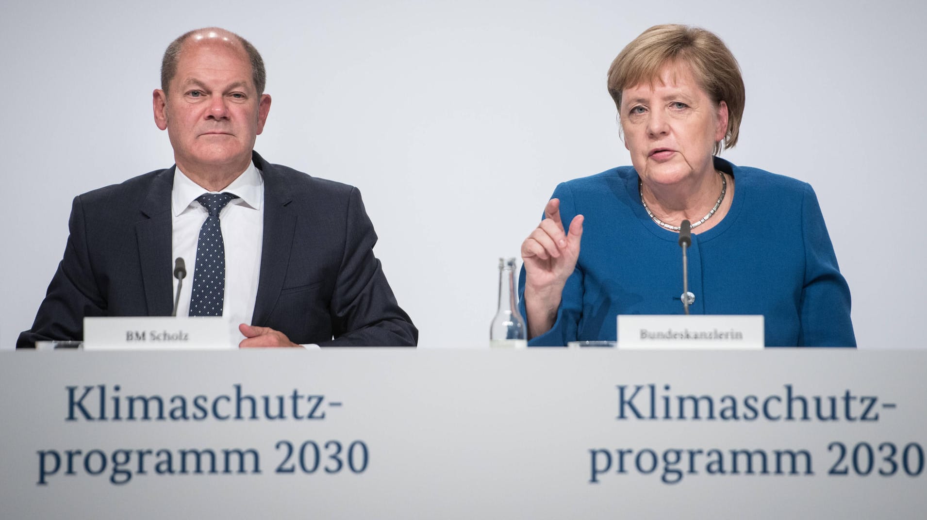 Olaf Scholz und Angela Merkel bei der Vorstellung des Klimaschutzgesetzes im Jahr 2019: Genau dieses Gesetz hat das Verfassungsgericht nun einkassiert.