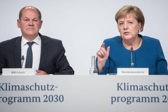 Olaf Scholz und Angela Merkel bei der Vorstellung des Klimaschutzgesetzes im Jahr 2019: Genau dieses Gesetz hat das Verfassungsgericht nun einkassiert.