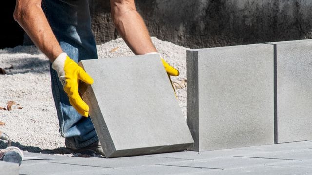 Wer einen Gehweg saniert, warnt besser vor Gefahren. Wer einen Gehweg saniert, warnt besser vor Gefahren.