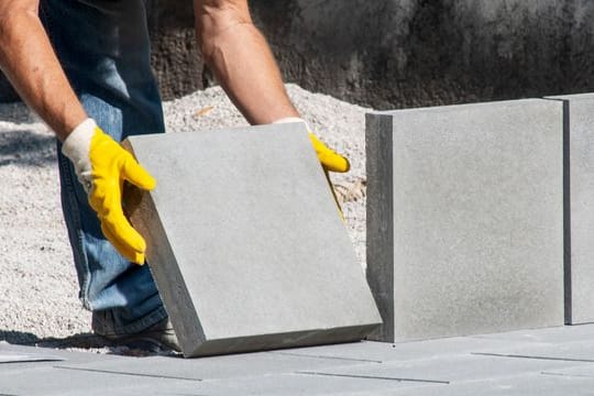 Wer einen Gehweg saniert, warnt besser vor Gefahren. Wer einen Gehweg saniert, warnt besser vor Gefahren.