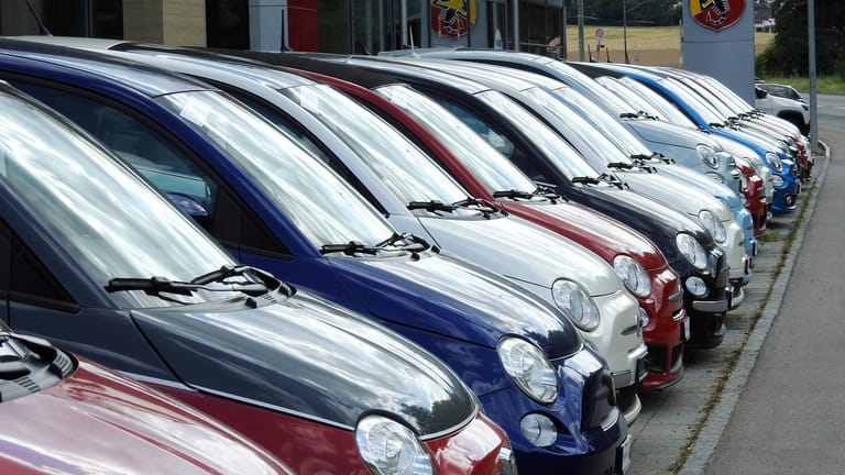 Neuwagen warten auf Käufer: Hohe Rabatte sollen die Nachfrage anheizen – insbesondere beim Fiat 500.