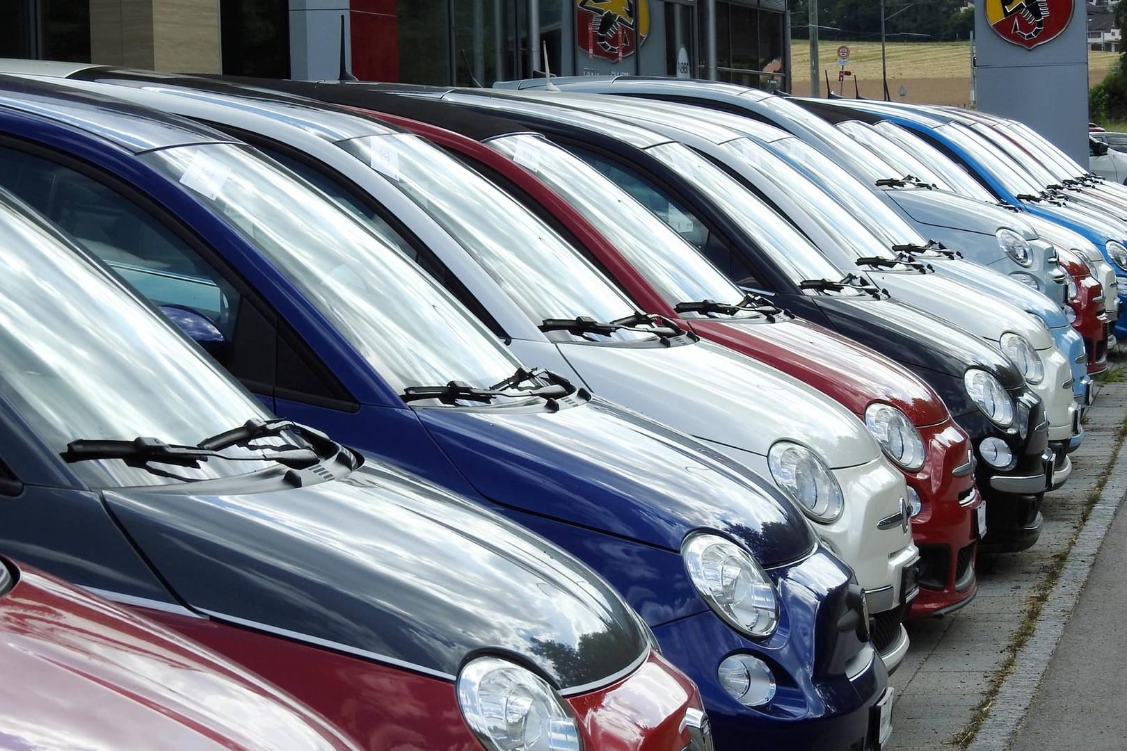 Neuwagen warten auf Käufer: Hohe Rabatte sollen die Nachfrage anheizen – insbesondere beim Fiat 500.