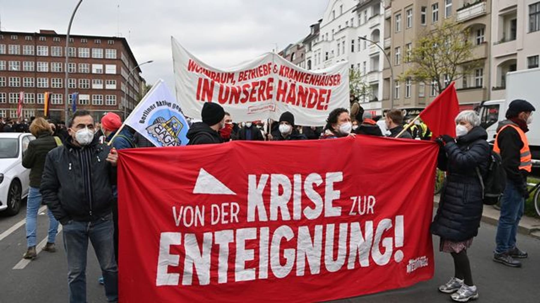 1. Mai-Demos In Berlin: Steine Und Eier Gegen Polizisten Fliegen Am ...