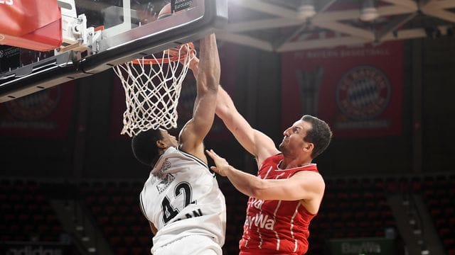Paul Zipser (r) punktet für Bayern München gegen die Verteidigung von Mailands Kyle Hines. Paul Zipser (r) punktet für Bayern München gegen die Verteidigung von Mailands Kyle Hines.
