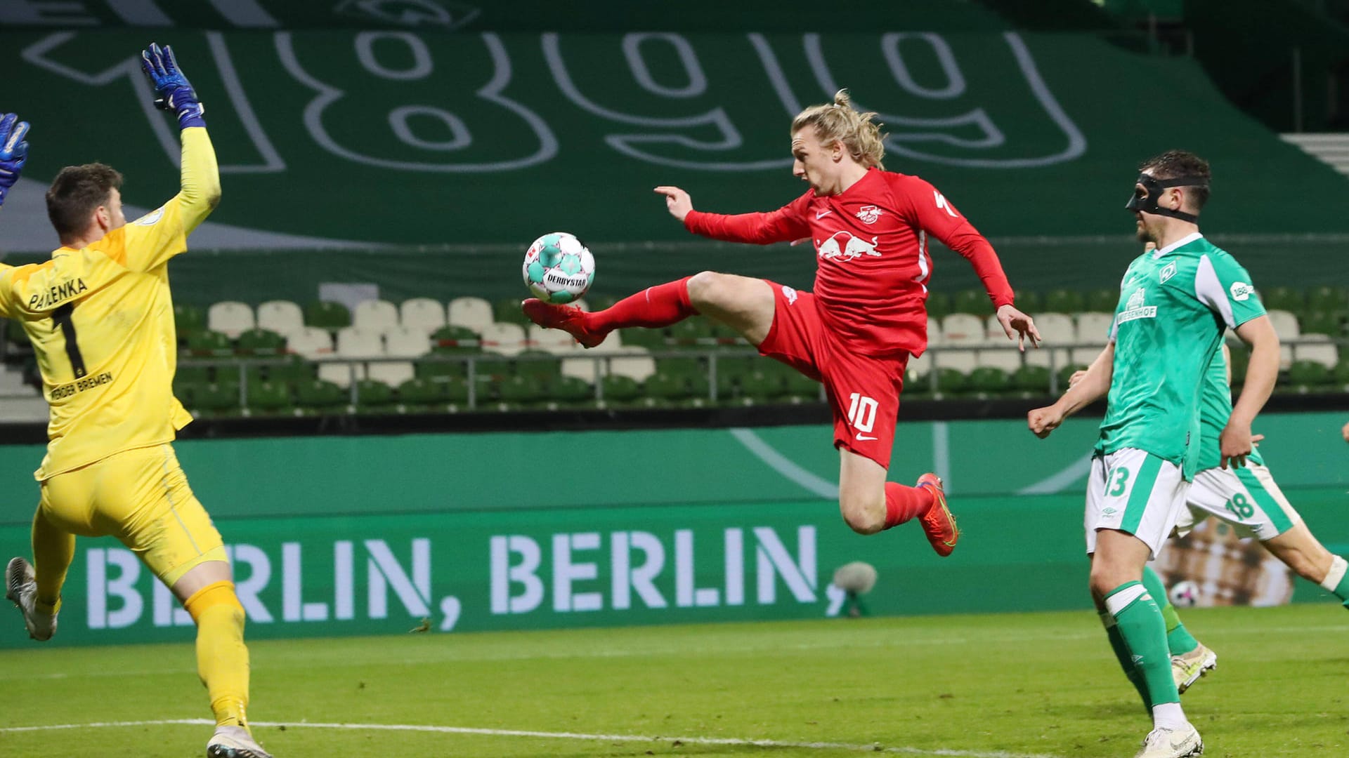 Das Tor zum Finale: Leipzigs Emil Forsberg trifft volley zum Sieg, Werder-Torwart Jiri Pavlenka ist chancenlos.