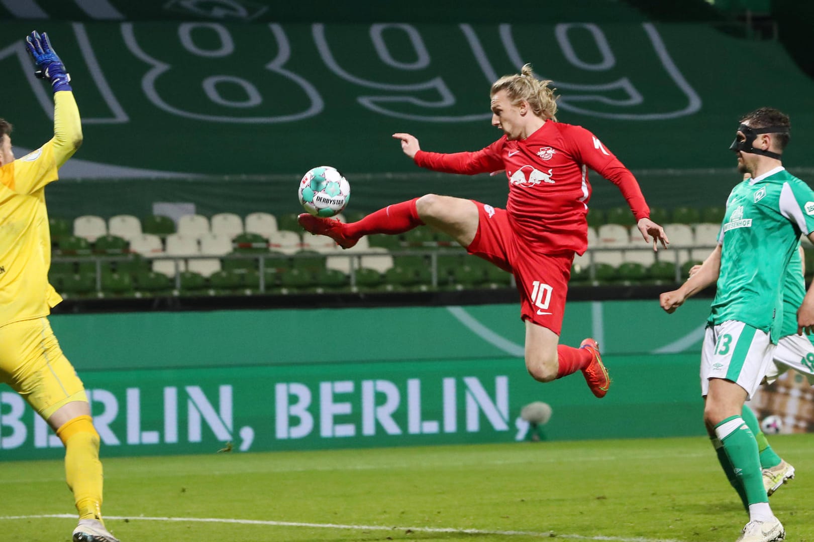 Das Tor zum Finale: Leipzigs Emil Forsberg trifft volley zum Sieg, Werder-Torwart Jiri Pavlenka ist chancenlos.