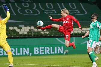 Das Tor zum Finale: Leipzigs Emil Forsberg trifft volley zum Sieg, Werder-Torwart Jiri Pavlenka ist chancenlos.