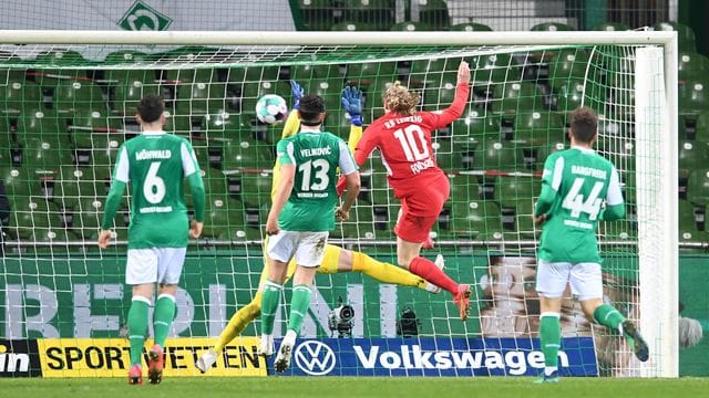 Emil Forsberg (M/10) erzielt das Tor zum 2:1 für RB Leipzig in Bremen. Emil Forsberg (M/10) erzielt das Tor zum 2:1 für RB Leipzig in Bremen.