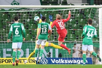 Emil Forsberg (M/10) erzielt das Tor zum 2:1 für RB Leipzig in Bremen.