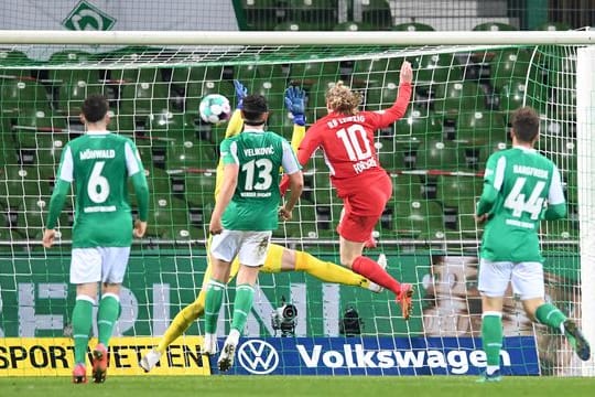 Emil Forsberg (M/10) erzielt das Tor zum 2:1 für RB Leipzig in Bremen.