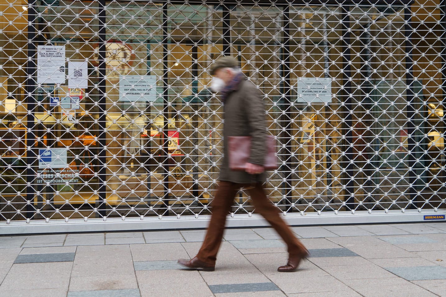 Mann vor einem geschlossenen Geschäft (Symbolbild): Kommt nun die Pleitewelle? Mann vor einem geschlossenen Geschäft (Symbolbild): Kommt nun die Pleitewelle?