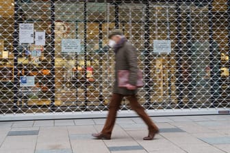Mann vor einem geschlossenen Geschäft (Symbolbild): Kommt nun die Pleitewelle?