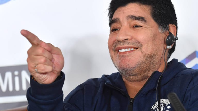 Diego Maradona bei einer Pressekonferenz (Archivbild). Er soll vor seinem Tod nur unzureichend behandelt worden sein.