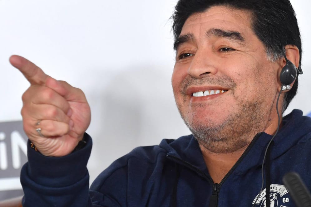 Diego Maradona bei einer Pressekonferenz (Archivbild). Er soll vor seinem Tod nur unzureichend behandelt worden sein.