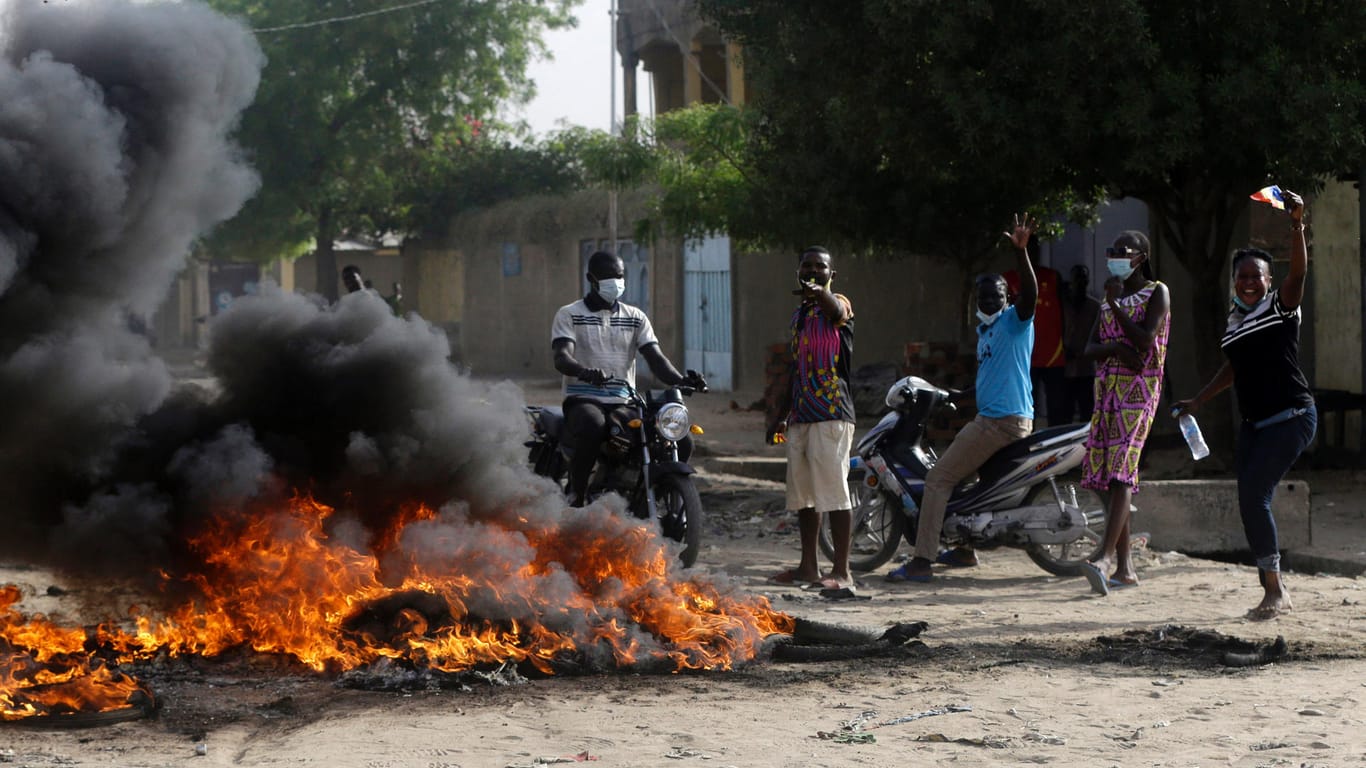 Männer in N'Djamena protestieren gegen die Militärregierung (Archivbild), die von Frankreich unterstützt wird.