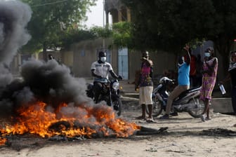 Männer in N'Djamena protestieren gegen die Militärregierung (Archivbild), die von Frankreich unterstützt wird.
