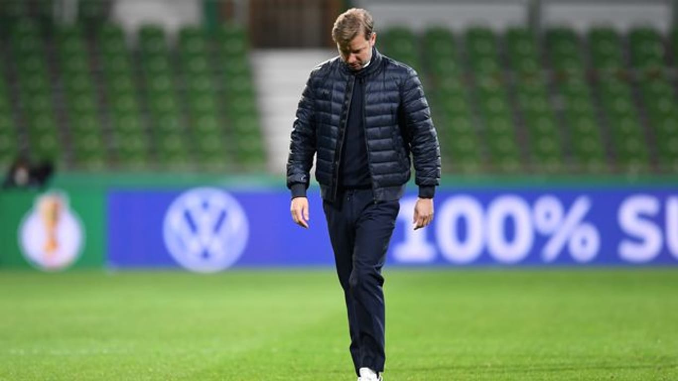 Florian Kohfeldt geht nach dem Spiel enttäuscht über das Spielfeld, aber er bleibt Trainer von Werder Bremen.